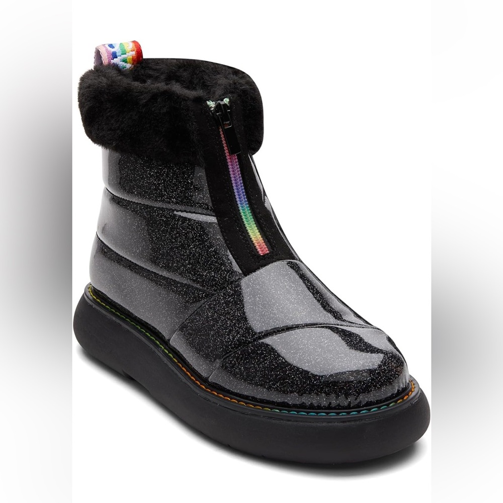 Tom’s Alpargata Marshmallow puffer boots in black coated glitter
NEW IN BOX